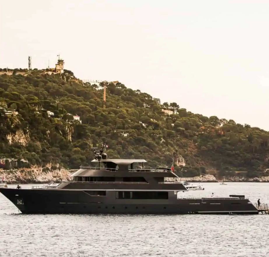 yacht in 007